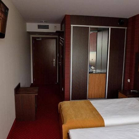 Quest Hotel - Dawniej Hotel Planeta ブジェスコ エクステリア 写真