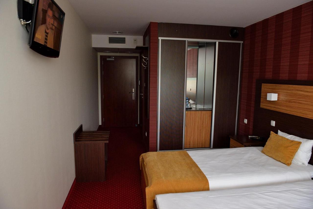 Quest Hotel - Dawniej Hotel Planeta ブジェスコ エクステリア 写真