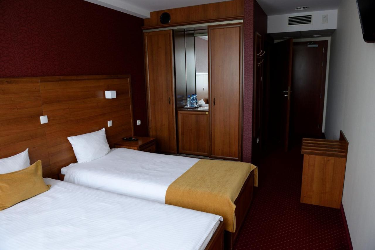 Quest Hotel - Dawniej Hotel Planeta ブジェスコ エクステリア 写真