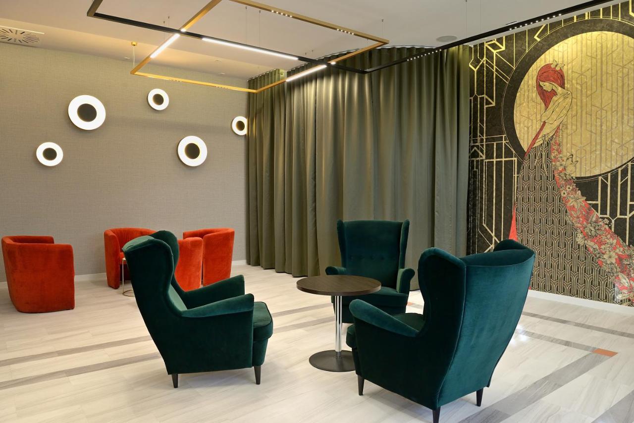 Quest Hotel - Dawniej Hotel Planeta ブジェスコ エクステリア 写真