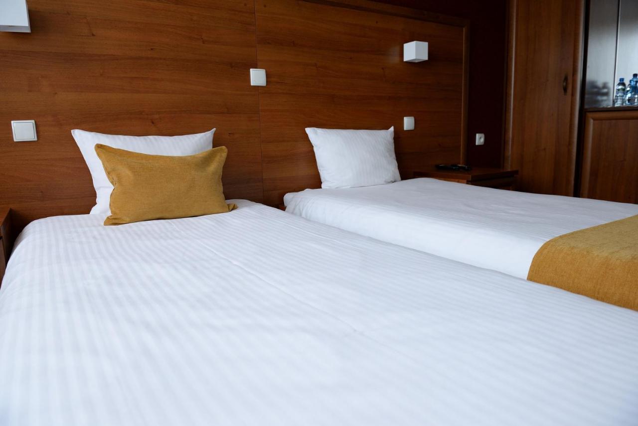 Quest Hotel - Dawniej Hotel Planeta ブジェスコ エクステリア 写真